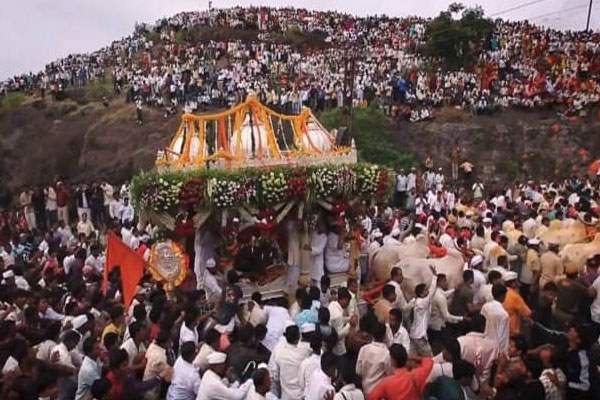 ashadhi ekadashi celebration across maharashtra pandharpur devotees gather for vitthal darshan