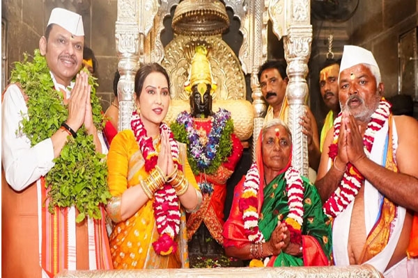 cm devendra fadnavis performs vitthal rukmini mahapuja in pandharpur prays for maharashtra farmers and good rainfall