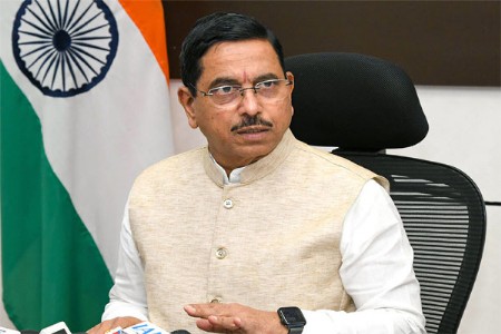 प्रल्हाद जोशी नवे शिक्षण मंत्री