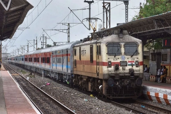 FSSAI Takes Action Against Pantry Operator for Serving Substandard Food in Train