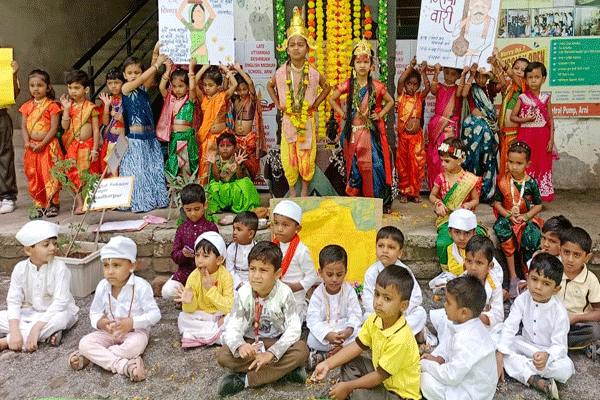विद्यार्थ्यांनी साकारला विठ्ठल-रुक्मिणीचा देखणा साज