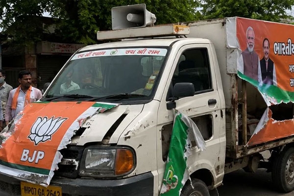 Attack on BJP campaign vehicle in Datia