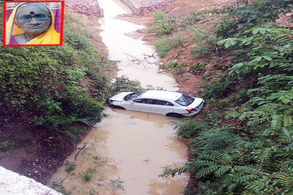 car falls into canal from bridge on deori amgaon road in gondia, elderly woman dies and three injured
