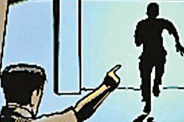 पोलिसांच्या ताब्यातून आरोपी पळाला