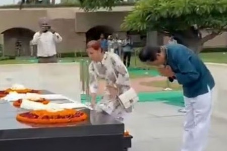 रुग्णालयातून डिस्चार्ज मिळताच सोनम वांगचुक राजघाटावर