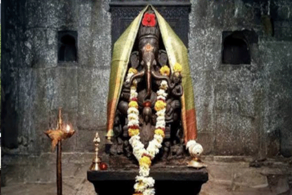 गुरुपौर्णिमेला वर्षातून एकदाच उघडते त्रिशुंड गणपती मंदिराचे तळघर