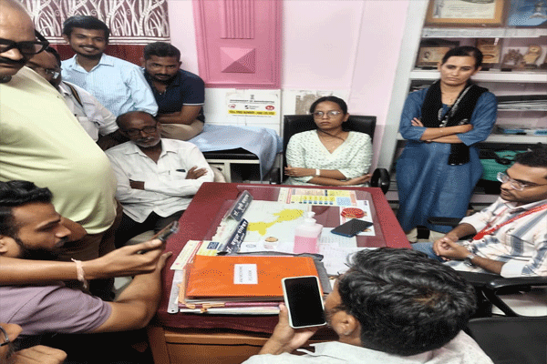 गावकर्‍यांची प्राथमिक आरोग्य केंद्रावर धडक