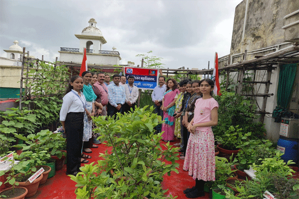 dignitaries praise green