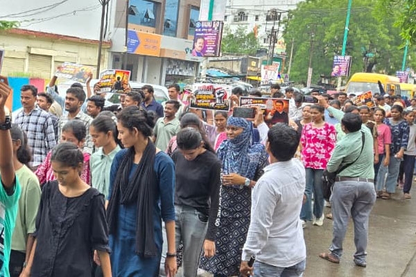 Wardha Students Protest in Rain Against MPSC Online Exam Decision; Submit Memorandum to Collector