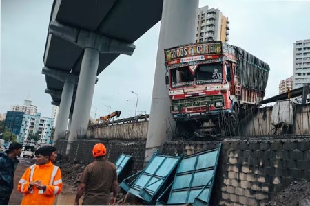 भिंत तोडून ट्रक अर्धा हवेत लटकला, मोठी दुर्घटना टळली