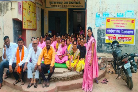 जिल्हाभर आशा अंगणवाडी कर्मचार्‍यांचे ग्रामपंचायत कार्यालया समोर बेमुदत धरणे आंदोलन