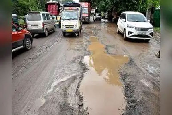 nashik pothole acciden