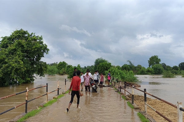 chulband river floods in lakhandur as water flows over dandegaon mandal bridge, administration issues warning