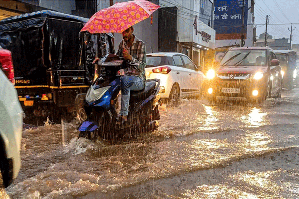 रस्ते तुंबले, महामार्ग बंद होऊन ५ जणांचा बळी
