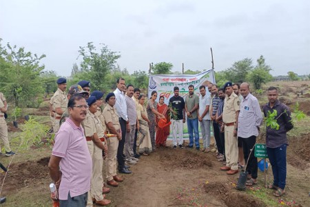 एकाच दिवशी लावले ४४४४ रोपटे
