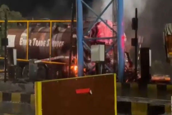 jalgaon accident news sabgavhan toll naka accident: gas tanker catches fire after collision, driver and cleaner dead, nh6 traffic disrupted