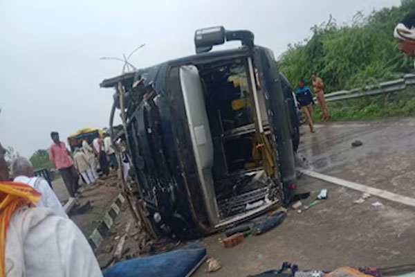jalna paratpur accident travel bus overturns near duddhana river bridge, 12–13 passengers injured after control loss