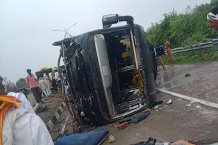 लग्नावरून येताना विघ्न...१२ ते १३ प्रवासी जखमी
