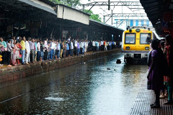 mumbai local train delay central railway ohe fault vikroli bhhandup kandiurmarag traffic disruption