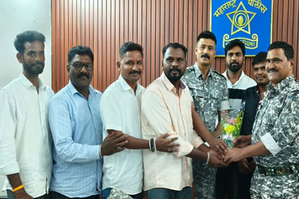 bjp welcomes newly appointed sdpo hemant chandewar in aheri