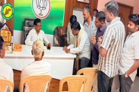 जि.प. अध्यक्षाच्या जनसंपर्क कार्यालयात नागरिकांच्या समस्यांचा आढावा