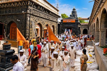 ज्ञानाच्या मंदिरांत उमलली माणुसकीची वारी