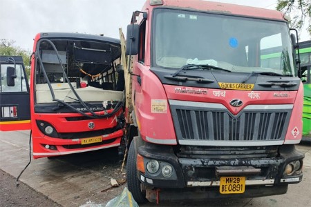 ट्रक-एसटी बस अपघातात चार प्रवासी जखमी