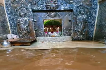 दत्त मंदिरासमोर उभी ठाकली कृष्णामाई!