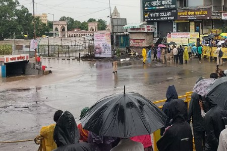 पावसाच्या छायेत तुकोबांची पालखी; देहूत गर्दी टाळा!