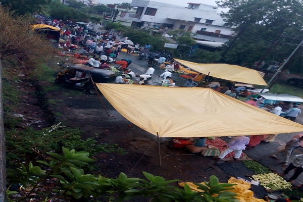 weekly market encroaches on roads again in selu traffic congestion concerns rise