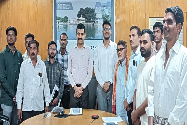 trained livestock farmers should spread modern dairy farming knowledge across washim says r collector yogesh kumbhejka