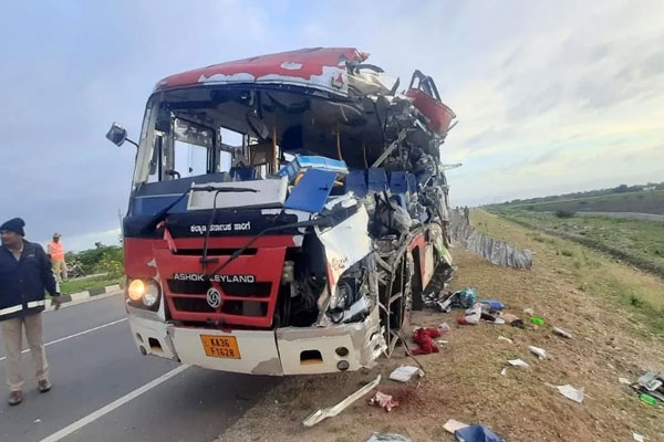 karnataka road accident kills 7 as car collides with truck in uttara kannada