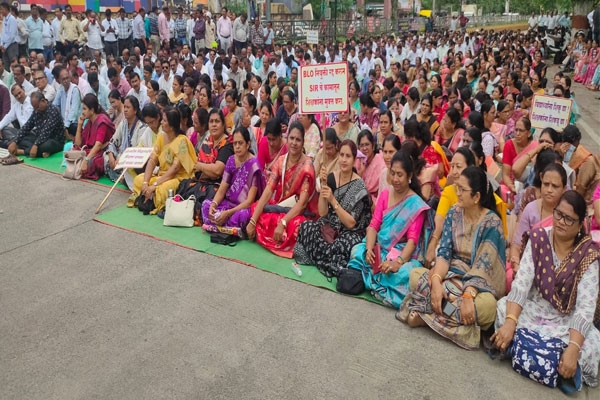 teachers protest in wardha after taking collective leave over tet and policy demands