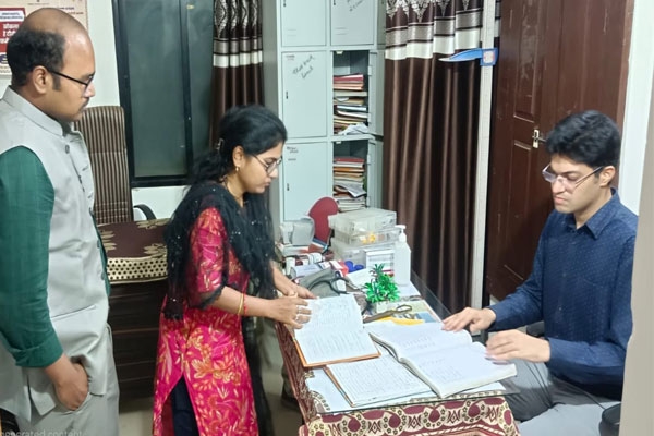 gadchiroli collector and ceo conduct surprise midnight inspection at chatgaon health sub centre