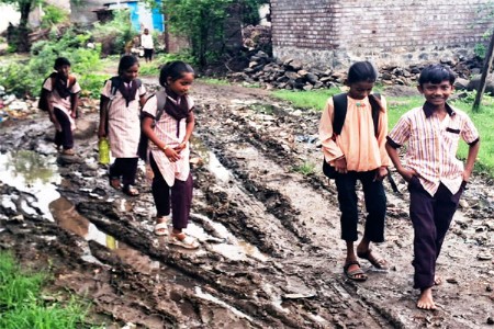 विद्यार्थ्यांना चिखलातून शाळेत जाणे : तारेवरची कसरत