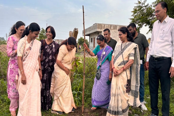 vrukshamitra parivar plants 100 trees on sixth anniversary and kargil vijay diwas in hinganghat