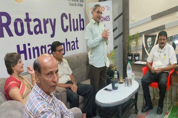 rotary club hinganghat distributes certificates to women after free tailoring training