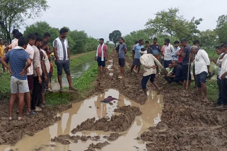 शेतात जाताना चिखलात पडल्याने तरुण शेतकऱ्याचा मृत्यू