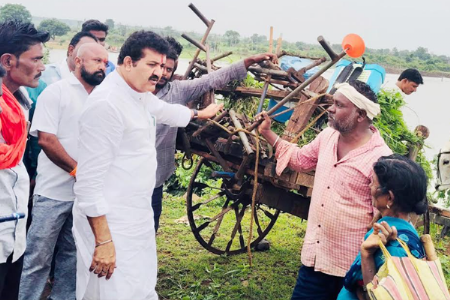 पालकमंत्री थेट अतिवृष्टी, पूरग्रस्त शेतकऱ्यांच्या बांधावर..!
