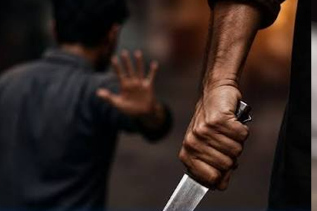 प्रेयसीसोबत बोलत उभा असलेल्या मित्रावर चाकूने हल्ला