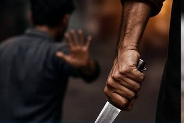 प्रेयसीसोबत बोलत उभा असलेल्या मित्रावर चाकूने हल्ला