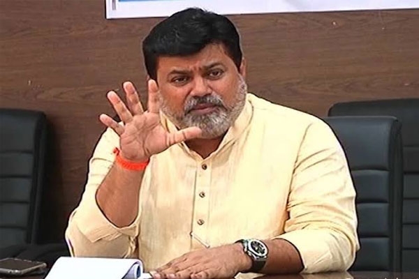 uday samant, uday samant helicopter, helicopter malfunction, helicopter emergency landing, nagpur news, gadchiroli news, surjagad, maharashtra news, maharashtra politics, industries minister uday samant, vip security, political news, helicopter incident, safe landing, breaking news