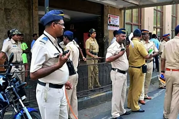 mumbai airport bomb scare 