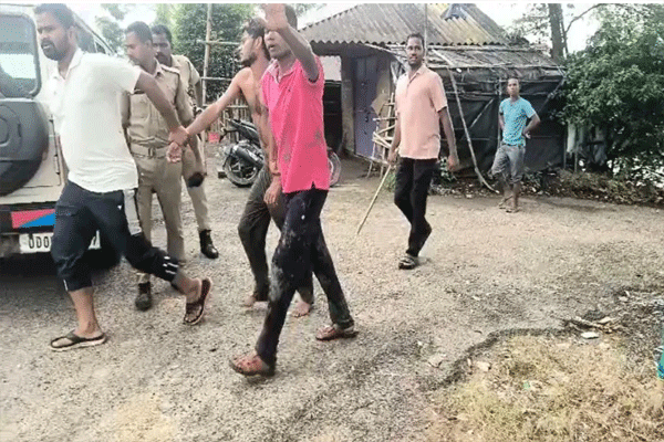 एका महिलेवर गाडीत सामूहिक बलात्कार; सहा जणांवर आरोप