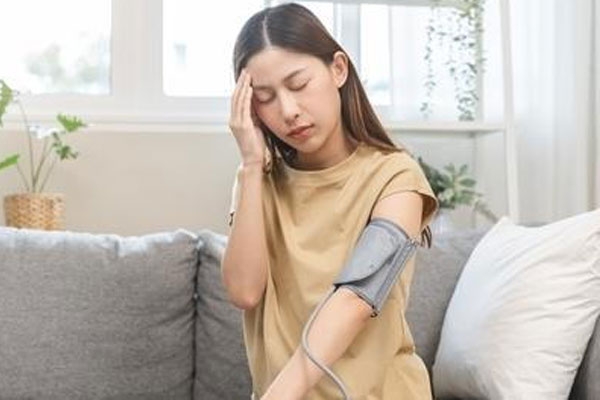 low bp and dizziness what to do immediately, home care tips and when to see a doctor