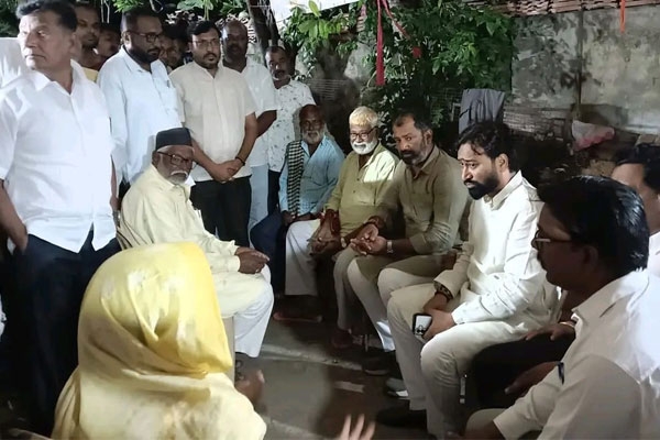 Hinganghat Accident: MP Amar Kale Consoles Families of Three Students Killed in Crash