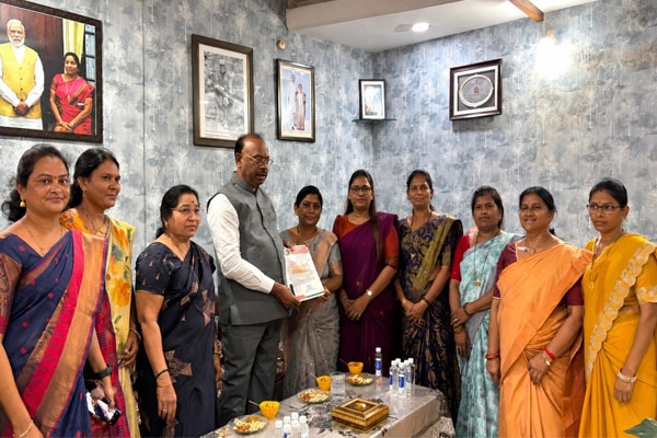 महसूलमंत्री बावनकुळे यांना सभापती व नगसेवकांचे निवेदन