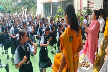 ज्योतिबा विद्यालयात मुलींसाठी आत्मरक्षा शिबिर