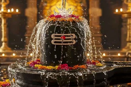 सूर्य मावळल्यानंतर शिवलिंगावर जलाभिषेक करणे योग्य की अयोग्य?
