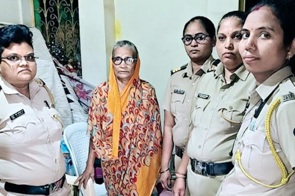 वृद्ध महिलेच्या जीवनात दामिनींनी पेरला आनंद वृद्ध महिलेच्या जीवनात दामिनींनी पेरला आनंद